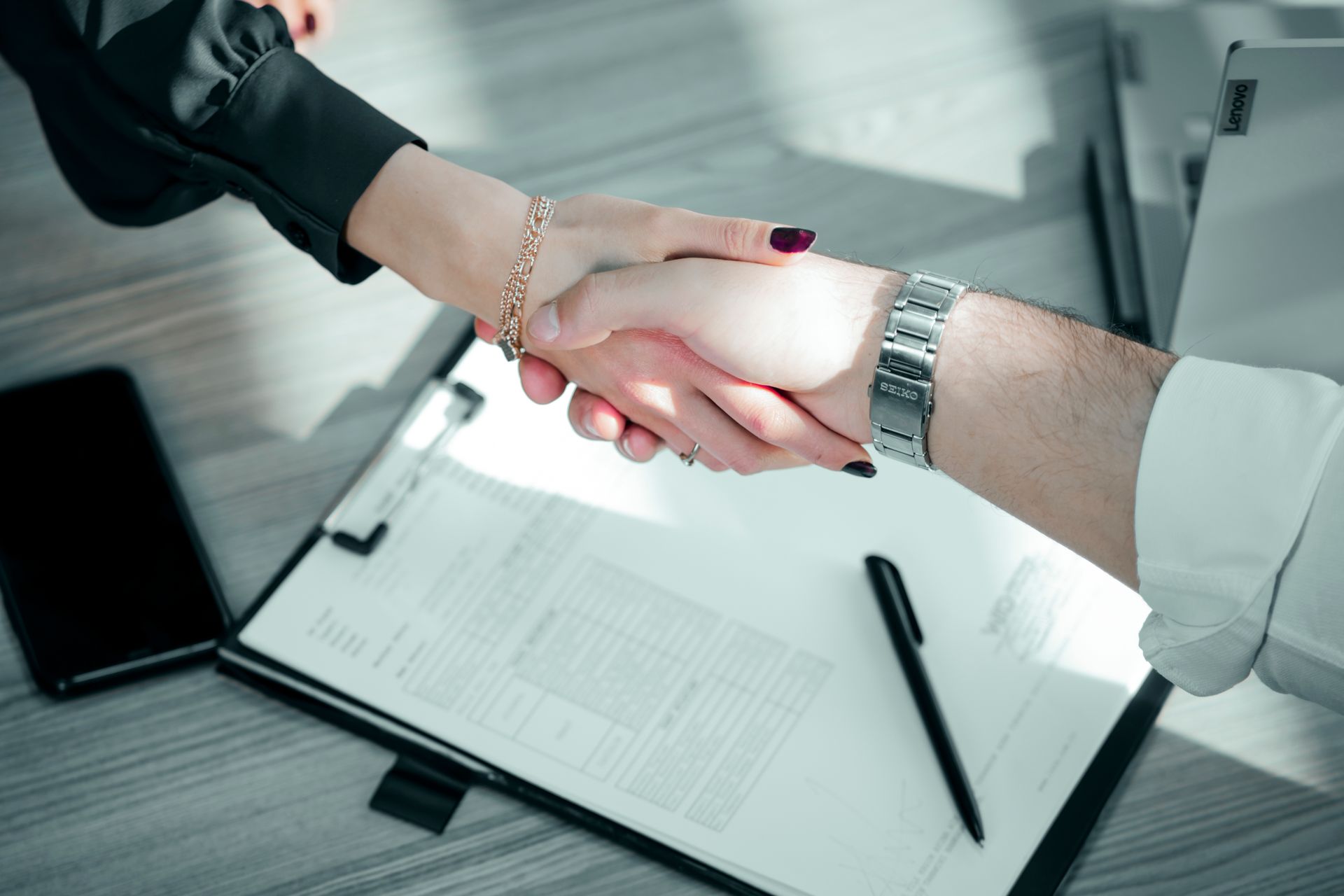 handshake_contract_signing_2
